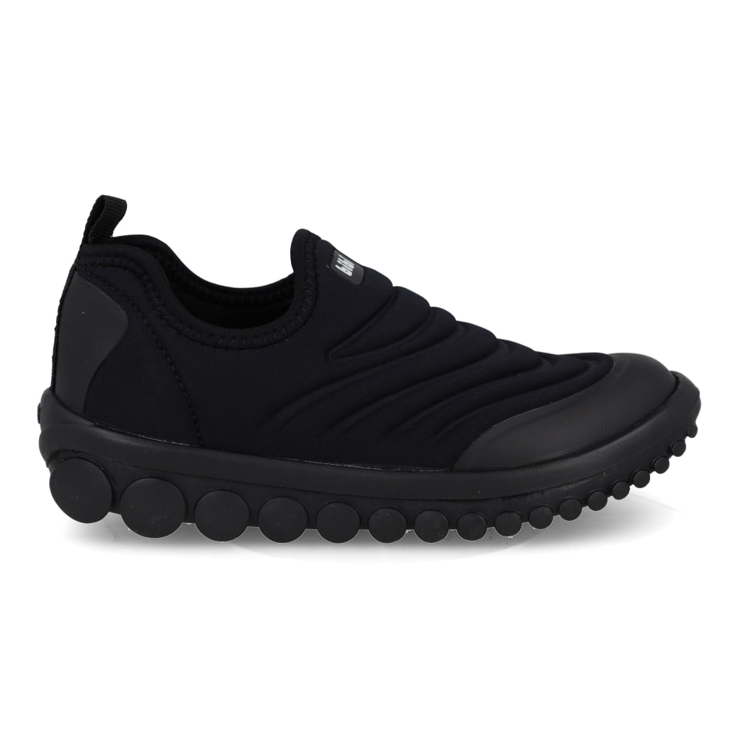 Tênis infantil slip-on Bibi Roller 2.0 preto, perfil lateral direito, cabedal acolchoado com gomos verticais, solado antiderrapante.